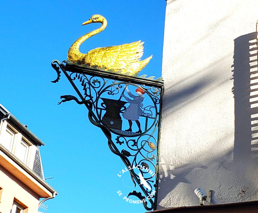 Enseigne de Hansi à Colmar pour la Pharmacie du Cygne