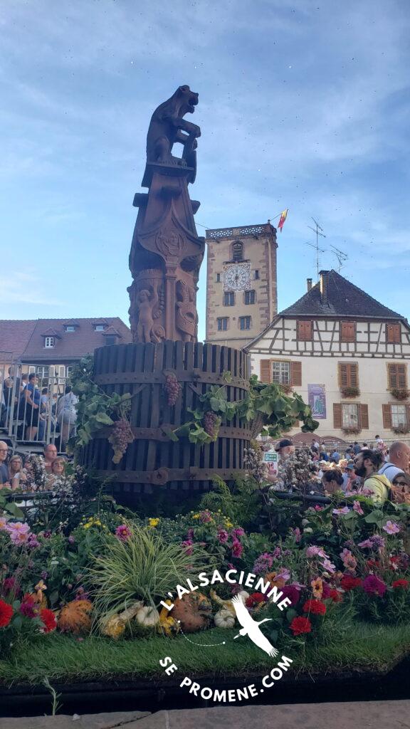Lors du Pfifferdaj, le vin coule à la fontaine de l'hôtel de ville à Ribeauvillé en Alsace.