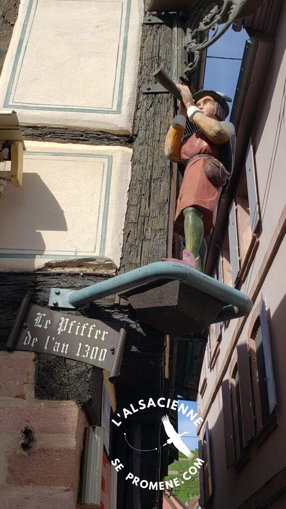 sculpture d'un ménétrier à Ribeauvillé en Alsace.